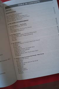 Acoustic Guitar from Beginner to Intermediate Level (mit CD) Gitarrenbuch