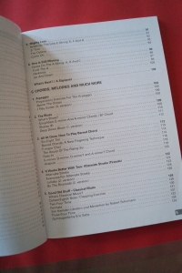 Acoustic Guitar from Beginner to Intermediate Level (mit CD) Gitarrenbuch