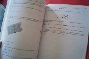 Acoustic Guitar from Beginner to Intermediate Level (mit CD) Gitarrenbuch