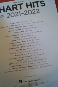 Chart Hits of 2021-2022 Songbook Notenbuch Vocal Easy Guitar